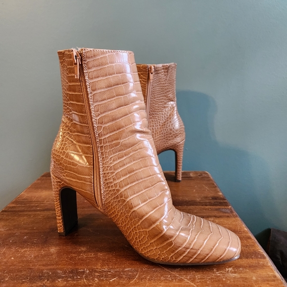 Bamboo women's size 9 Domino faux alligator boot tan - Picture 2 of 9